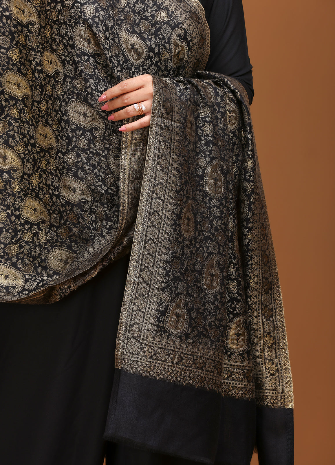 Mehar’ Kaani Paisley Stole with Silky Zari Weave