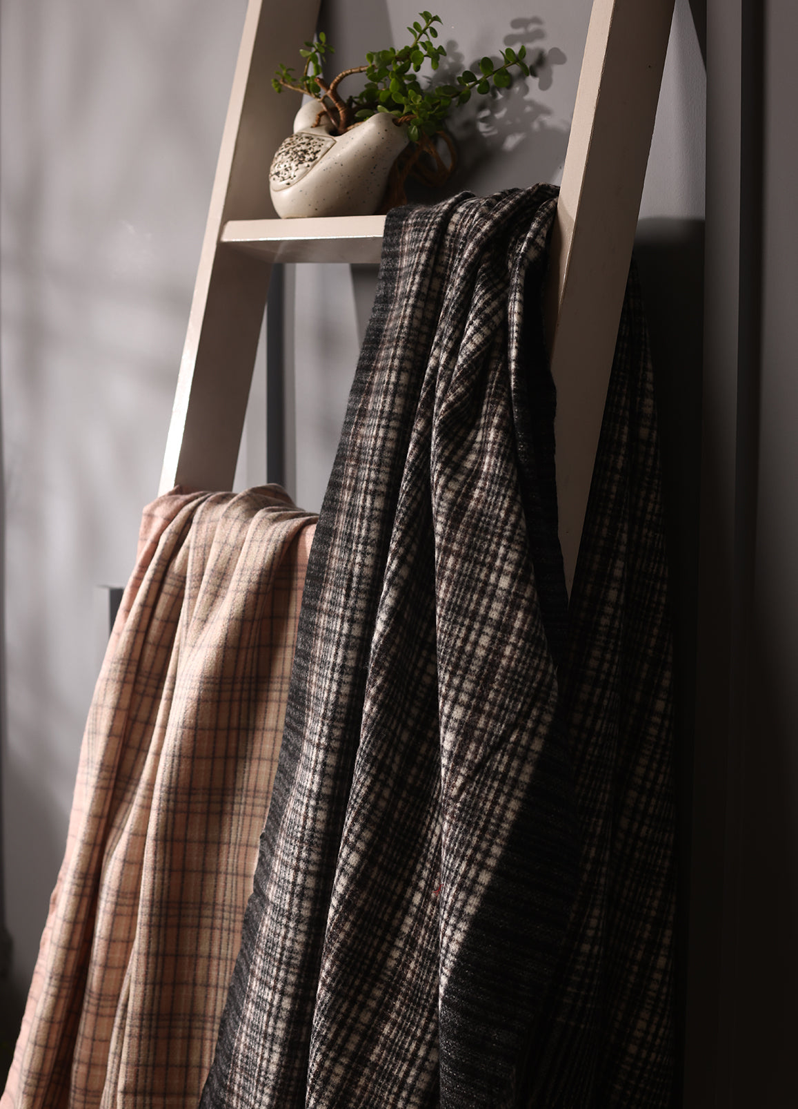 Two-Tone Checker Cashmere Stole – Classic Comfort With Modern Style